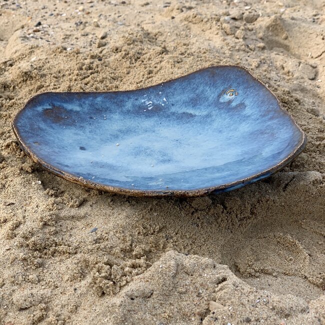 This unique shell-shaped plate has a functional medium-sized presentation bottom and very original in presentation for the chef