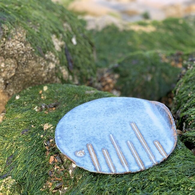 Handgemaakt rond presentatiebord “Linea” van de “Chefs Artisann i-line” blauwe Beach glazuur