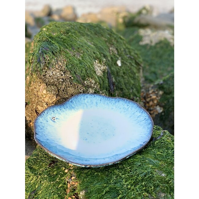 artisanni Handmade ceramic plate Amandine Beachin shell shape "Chefs Artisann i-lign" for contemporary use as well as for catering.