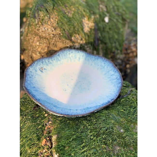 artisanni Handmade ceramic plate Amandine Beachin shell shape "Chefs Artisann i-lign" for contemporary use as well as for catering.