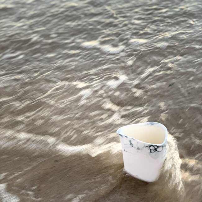 Pichet contemporain en porcelaine 'Bulles'