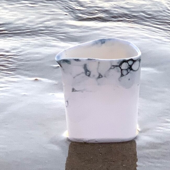 Pichet contemporain en porcelaine 'Bulles'