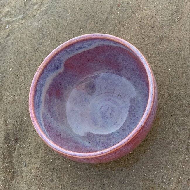 Le plateau tournant fait main en argile pyerite avec un magnifique glacis flottant de couleur magenta, roos