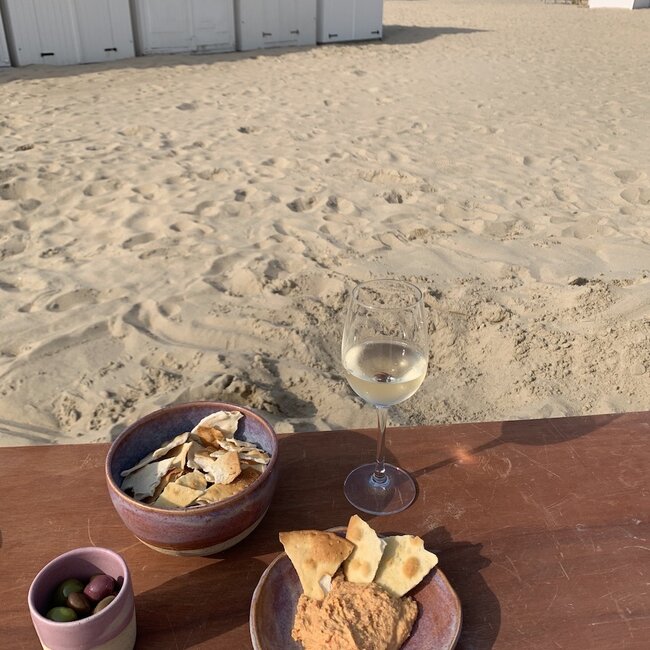 With the turntable handmade bowl of Pyerite clay with a beautiful Floating magenta roos high-firing glaze.