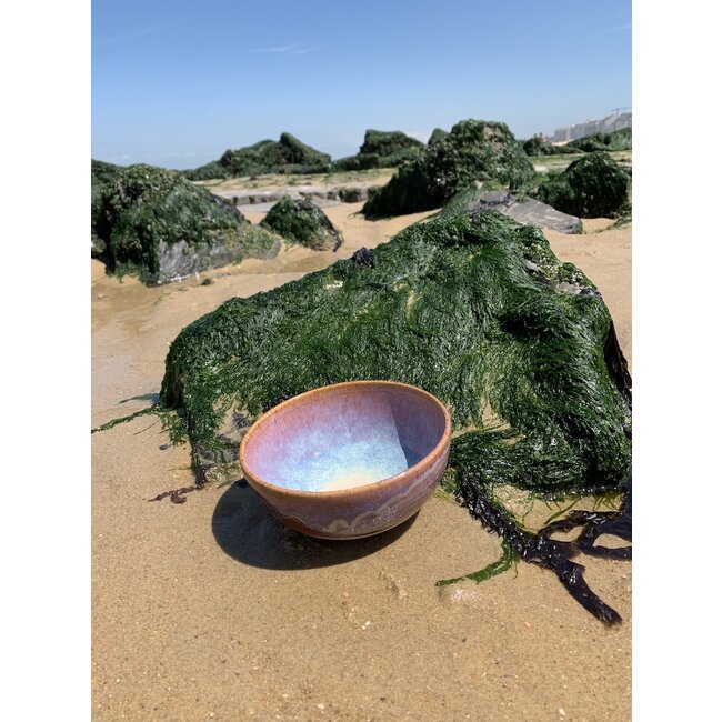 artisann With the turntable handmade bowl of Pyerite clay with a beautiful Floating magenta roos high-firing glaze.