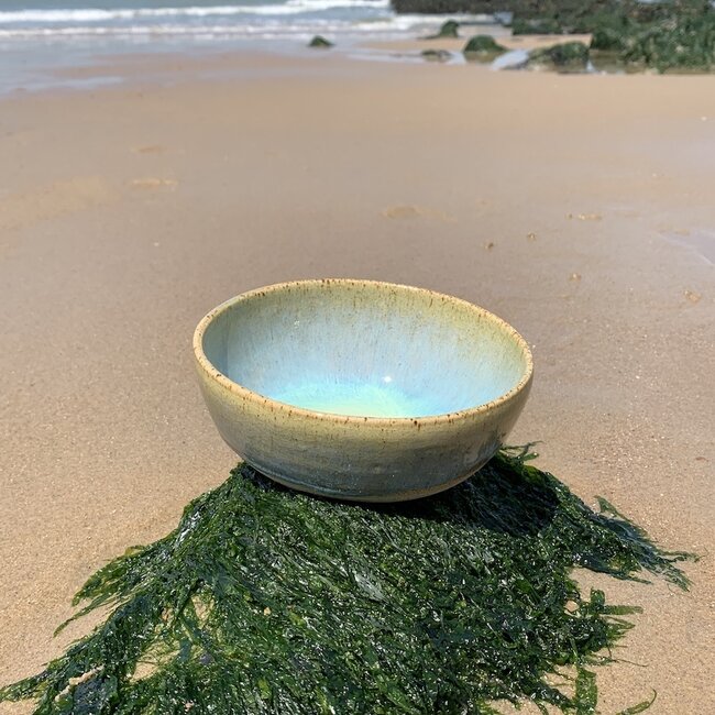 With the turntable handmade bowl of Puerite clay with a beautiful Floating green high-firing glaze.