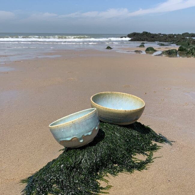 With the turntable handmade bowl of Puerite clay with a beautiful Floating green high-firing glaze.