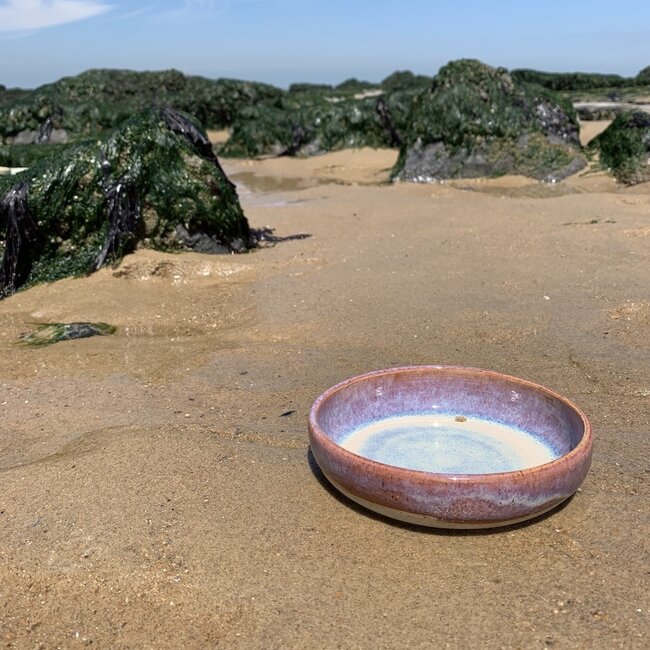 Met de draaischijf handgemaakte schaal van Pyerite klei met een mooie magenta, roze hoogbakkende glazuur.
