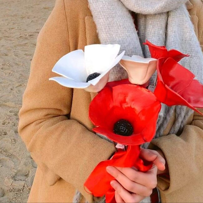 Drie mooie handgemaakte klaproos in rood geglazuurd met een zwart hart. Een waardevol geschenk voor mama, oma of tante.