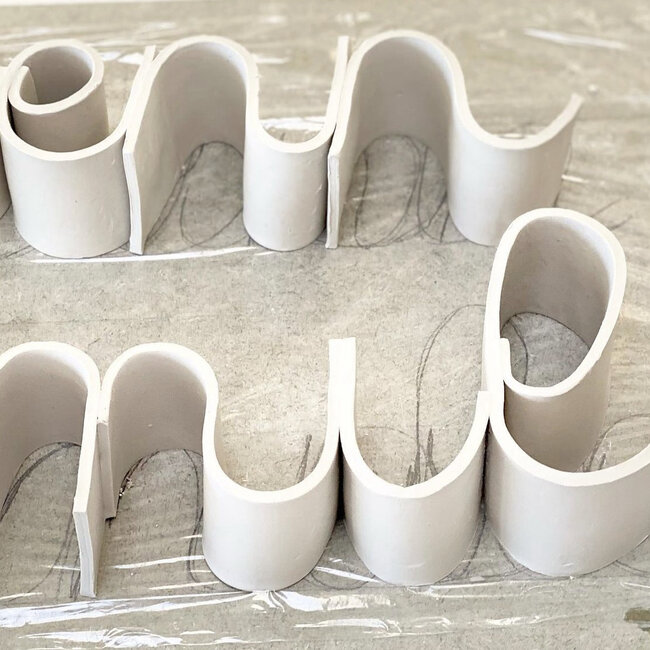 Nom de la porcelaine artisanale, mot, texte, disant. Un cadeau unique