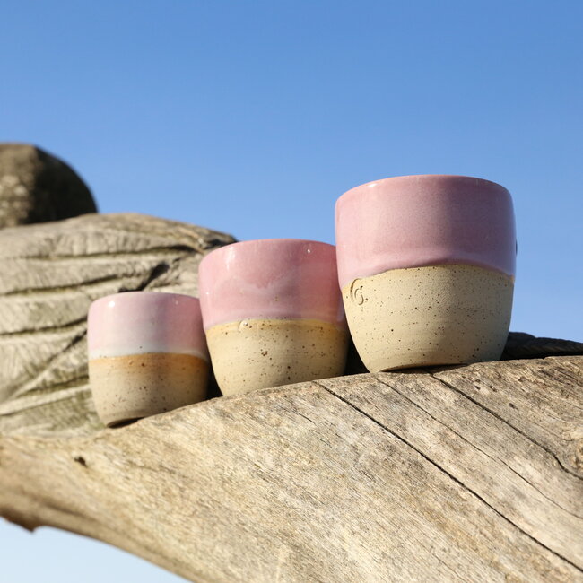 Tasse contemporain en céramique fait main du service et de la collection "Rose"