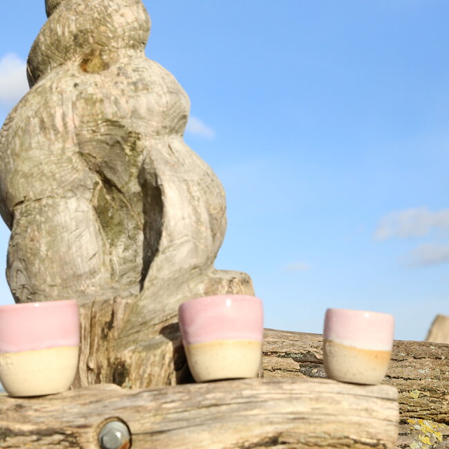 Tasse contemporain en céramique fait main du service et de la collection "Rose"