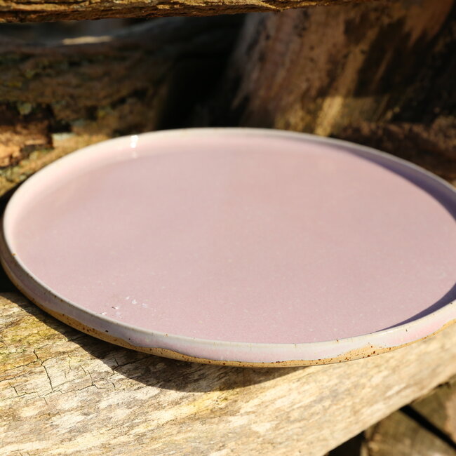 L'assiette à la main en céramique "Roos" fabriqués dans une argile mouchetée anglaise à la cuisson et se terminant par un vernis brillant aux teintes rose.