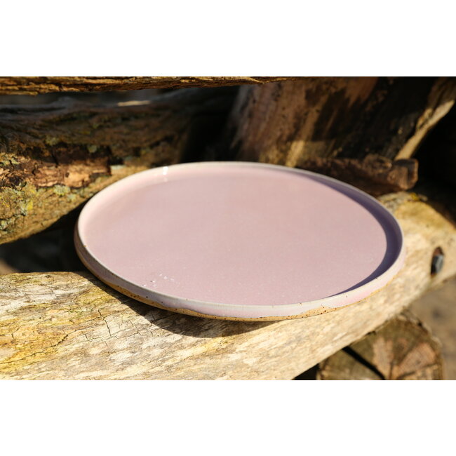 artisann The handmade plate "Roos" made in a speckled natural Pyerite clay and finished with a beautiful subtle rose glaze.