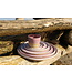 artisann Het keramisch handgemaakt bord “Roos”  gemaakt in een gespikkelde natuurlijke Pyerite klei en afgewerkt met een mooi subtiel roze glanzende glazuur .