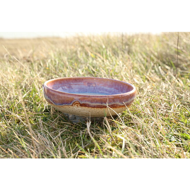 artisann With the turntable handmade scale of Pyerite clay with a beautiful floating magenta, rose high-firing glaze.