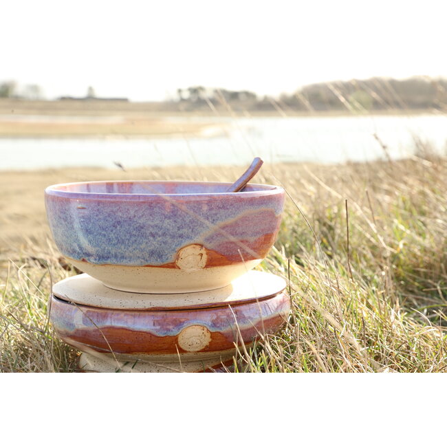 artisann With the turntable handmade bowl of Pyerite clay with a beautiful Floating magenta roos high-firing glaze.