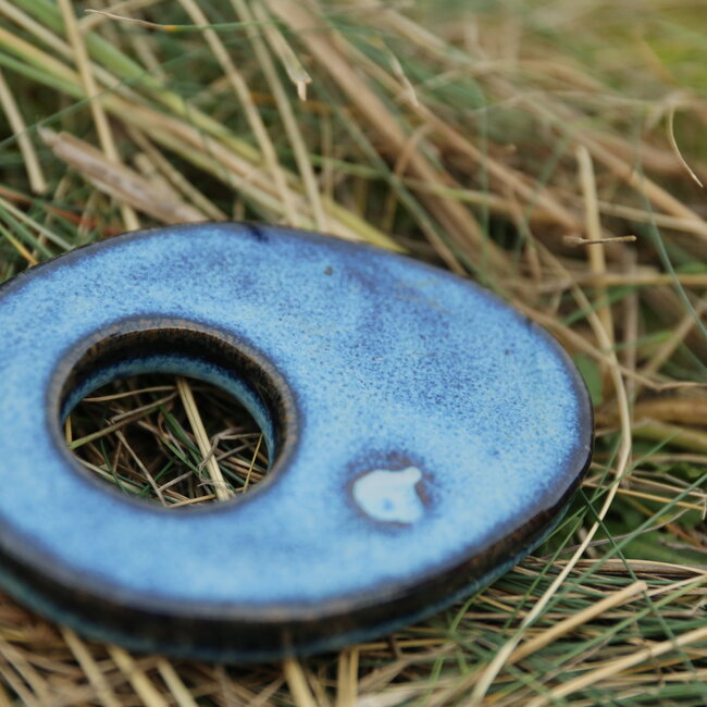 Coquetier en céramique contemporain unique fait à la main a la émaille Beach