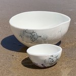 Une vaisselle en porcelaine contemporain faite main rayonne par sa finesse et sa finesse et donne à votre table une sensation unique