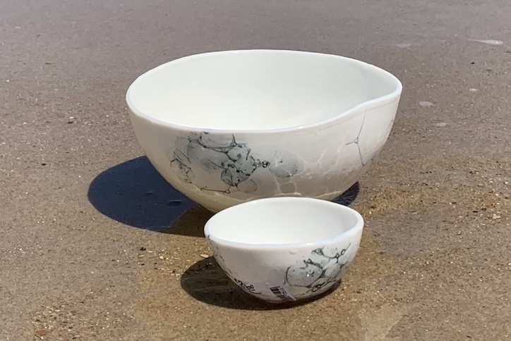 Une vaisselle en porcelaine contemporain faite main rayonne par sa finesse et sa finesse et donne à votre table une sensation unique