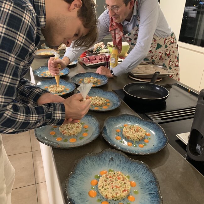 Handgemaakt keramisch bord Amandine Beach in schelpvorm "Chefs Artisann i-lign" zowel voor hedendaags gebruik alsook voor horeca.