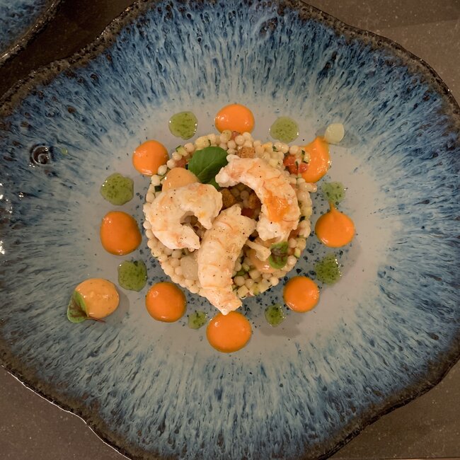 Handgemaakt keramisch bord Amandine Beach in schelpvorm "Chefs Artisann i-lign" zowel voor hedendaags gebruik alsook voor horeca.