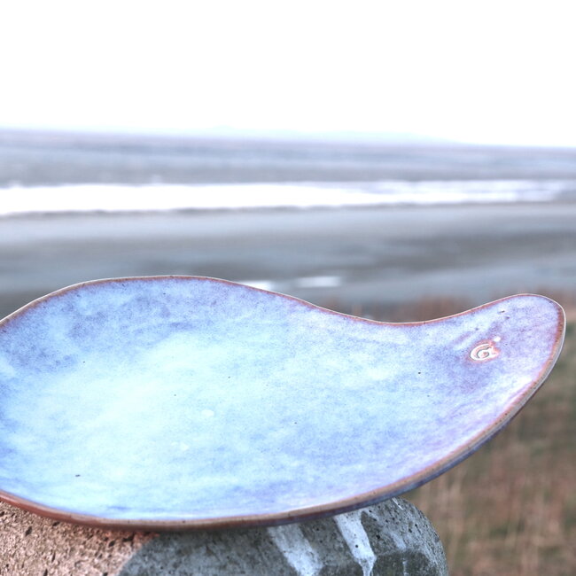 Assiette unique en céramique faite à la main avec un creux rond en forme de boomerang