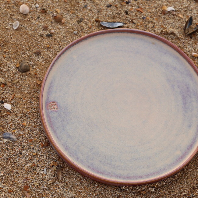 L’assiette fait avec les mains en argile Pyerite mouchetée et son magnifique glaçage à feu Floating magenta, rose.