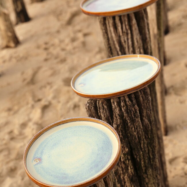 With the turntable handmade beige plate with  and a beautiful light mosterd glaze