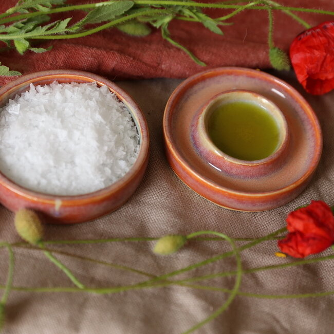 Met de draaischijf handgemaakt keramisch olieschaaltje afgewerkt met mijn oranje hoogbakkende glazuur