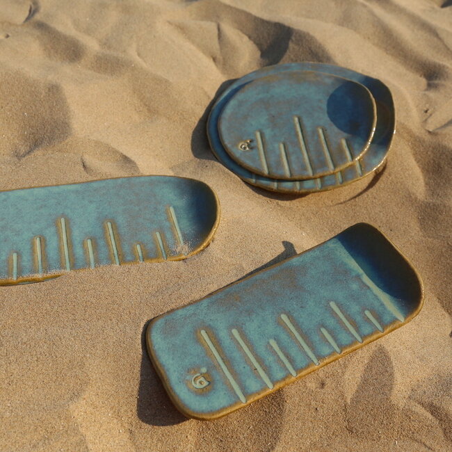 Handmade round presentation plate “Linea” from the “Chefs Artisann i-line” with the Lagune glazes green