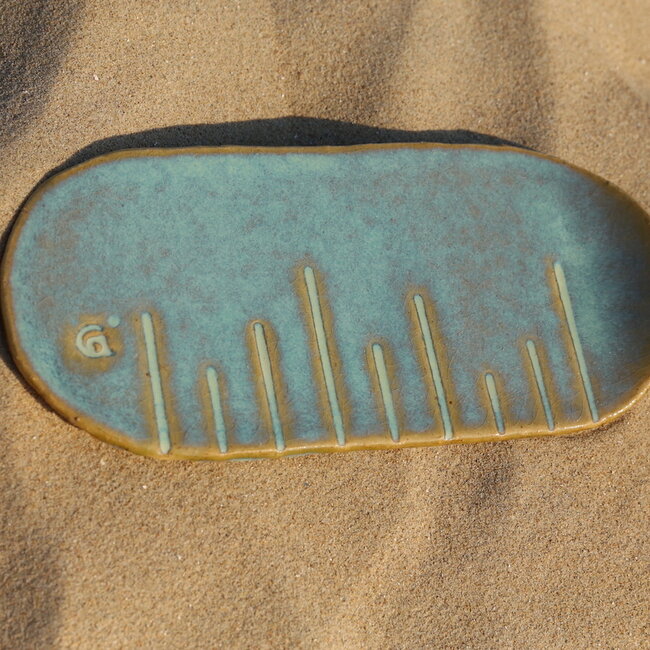 Handmade oval presentation plate from the “Chefs Artisann I-line”