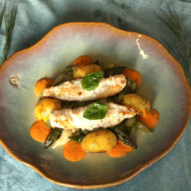 Handmade ceramic plate Amandine in shell shape and sunset glazes of the "Chefs Artisann i-lign" for contemporary use as well as for catering.