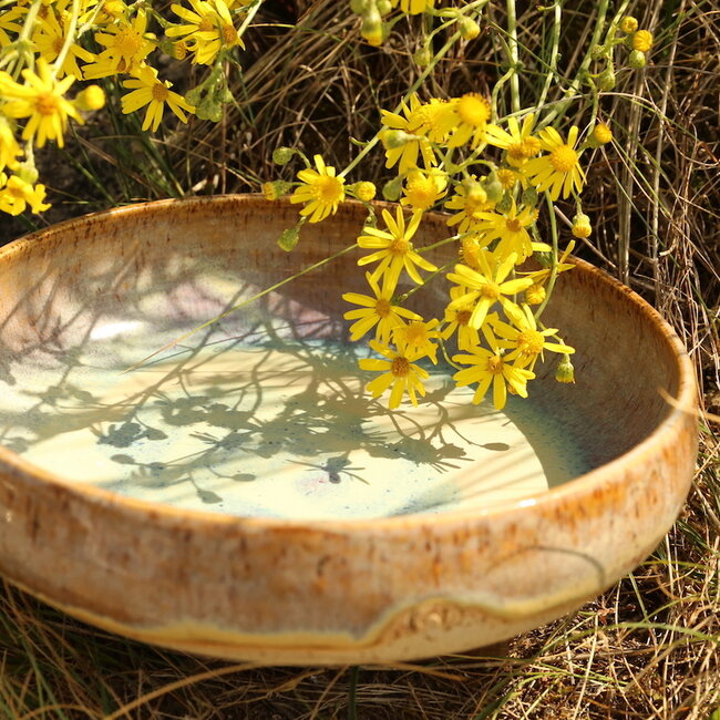 With the turntable handmade scale of Pyerite clay with a beautiful yellow, musterd high-firing glaze.