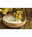 artisann Met de draaischijf handgemaakte schaal van Pyerite klei met een mooie gele, mosterd hoogbakkende glazuur.