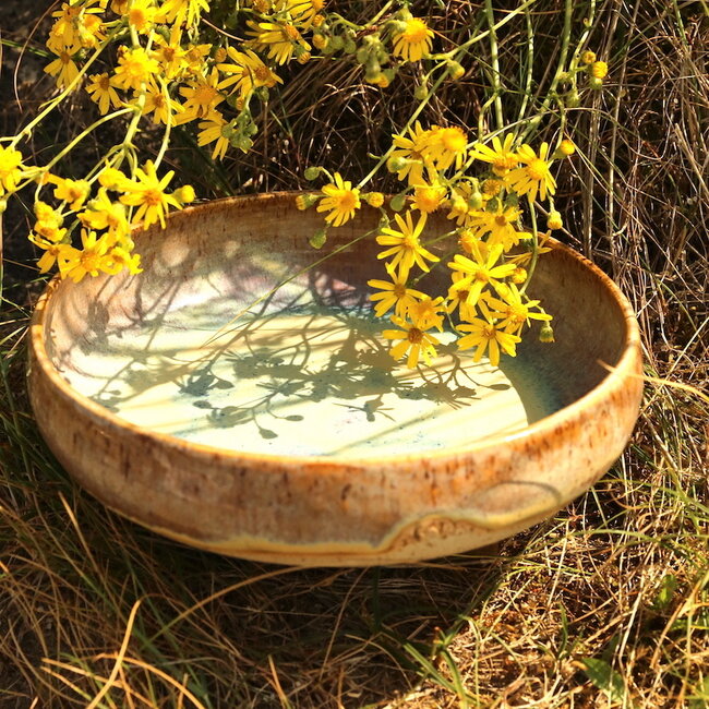 Avec le plateau tournant fait main en argile pyerite avec une jaune, moutarde à haute cuisson floating magenta,rose