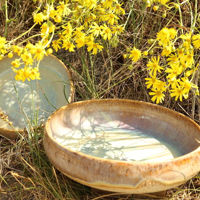 Met de draaischijf handgemaakte schaal van Pyerite klei met een mooie gele, mosterd hoogbakkende glazuur.