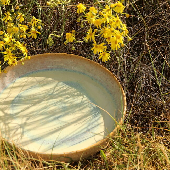 With the turntable handmade scale of Pyerite clay with a beautiful yellow, musterd high-firing glaze.