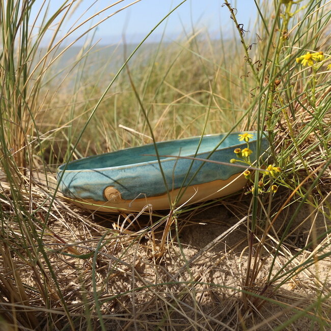 Handgemaakte keramische schaal met unieke glazuren van het servies "Munt"