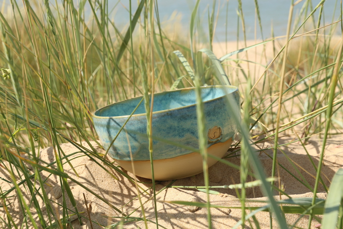 Handgemaakte keramische kom met glazuren van het servies "Munt" ARTISANN