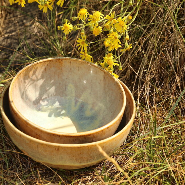 Le plateau tournant fait main en argile pyerite avec un magnifique glacis flottant de couleur jaune, moutarde