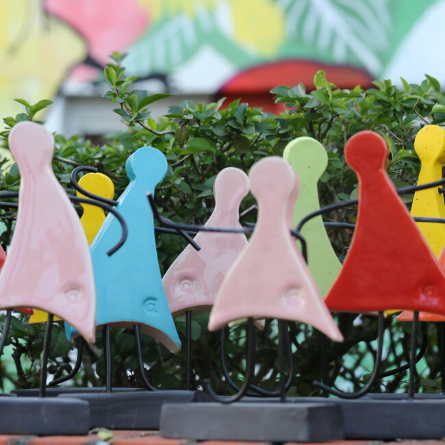 Kunst voorgesteld door een met de handgemaakt keramisch beeldje is het symbool voor eenheid, vriendschap, liefde, geluk, … en nog zoveel meer.