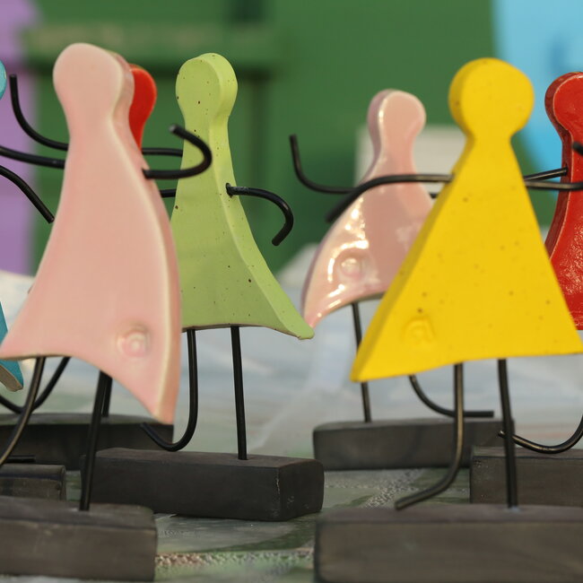 Kunst voorgesteld door een met de handgemaakt keramisch beeldje is het symbool voor eenheid, vriendschap, liefde, geluk, … en nog zoveel meer.