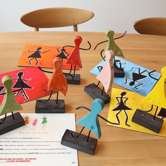 Kunst voorgesteld door een met de handgemaakt keramisch beeldje is het symbool voor eenheid, vriendschap, liefde, geluk, … en nog zoveel meer.