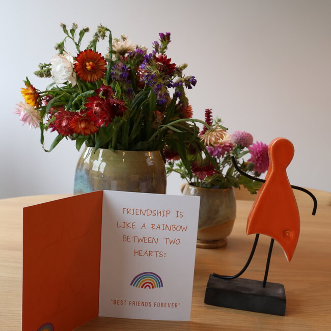 L'art représenté par une statue en céramique faite à la main est le symbole de l'unité, de l'amitié, de l'amour, du bonheur,... et bien plus encore.