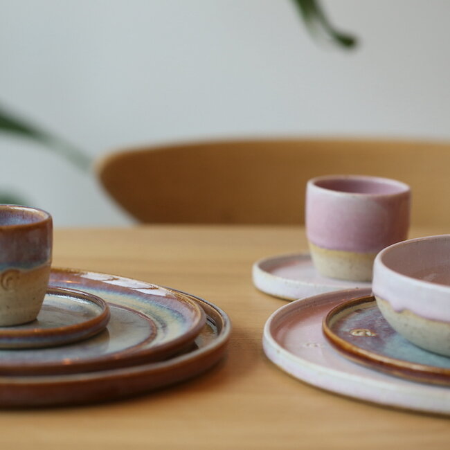 L'assiette à la main en céramique "Roos" fabriqués dans une argile mouchetée anglaise à la cuisson et se terminant par un vernis brillant aux teintes rose.