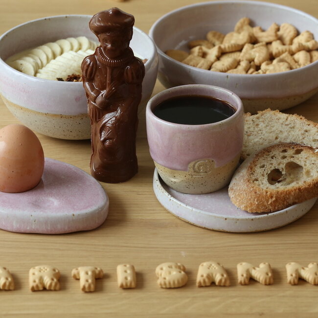 L'assiette à la main en céramique "Roos" fabriqués dans une argile mouchetée anglaise à la cuisson et se terminant par un vernis brillant aux teintes rose.