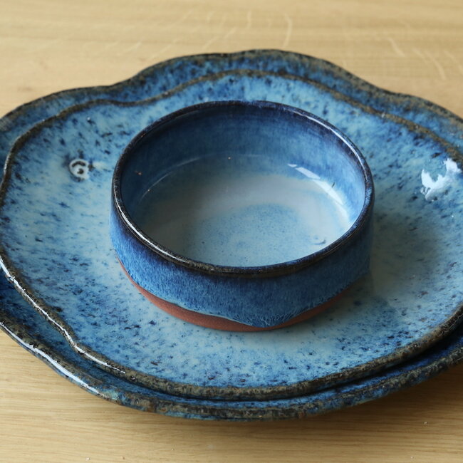 Assiette en céramique Amandine Beach faite à la main en forme de coquillage "Chefs Artisann i-lign" pour un usage contemporain ainsi que pour la restauration.