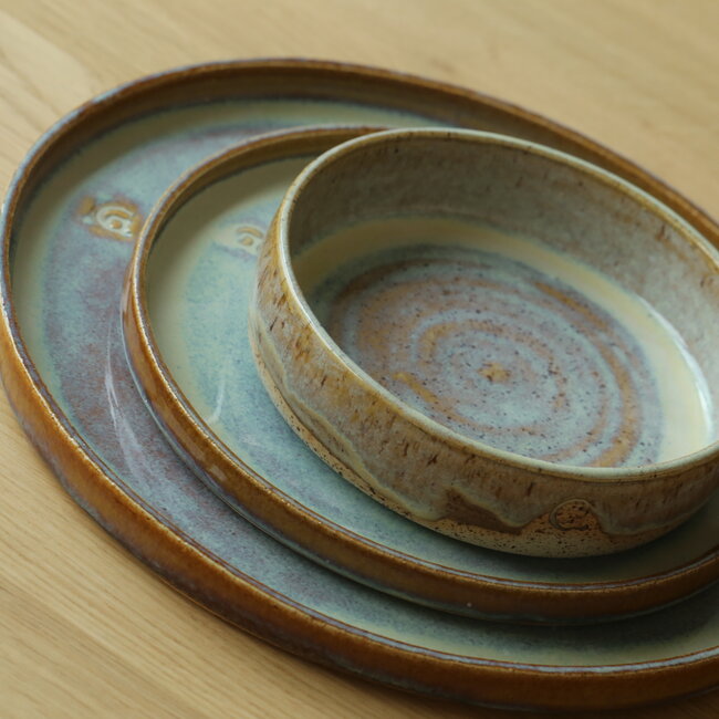 With the turntable handmade beige plate with  and a beautiful light mosterd glaze