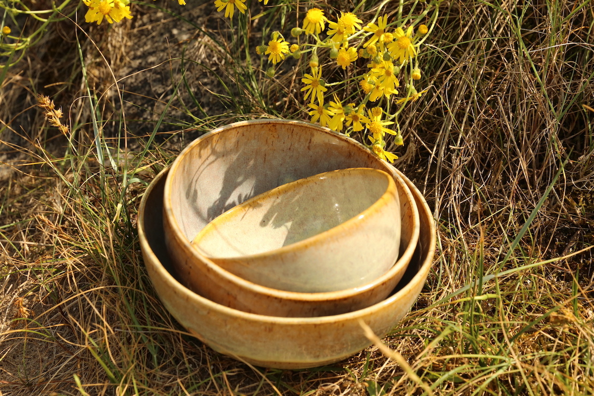 Ceramic handmade bowl for a hearty breakfast, fresh salads, a heartwarming soup, ... in different shapes and colours.